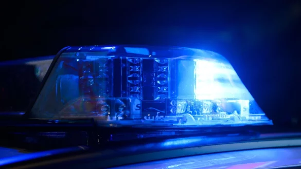 Ein Blaulicht leuchtet auf einem Einsatzfahrzeuge der Polizei. (Symbolbild) - &copy; Julian Stratenschulte/dpa