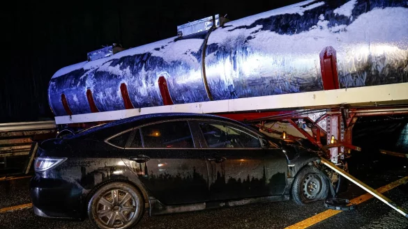 Ein Auto ist auf der A46 in einen querstehenden Lastwagen gefahren. - &copy; Dennis Echtermann/dpa