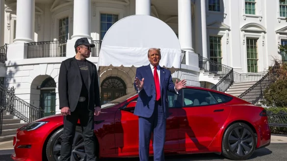 Selbst US-Pr&auml;sident Trump (r) kaufte Tesla-Chef Musk ein Model S medienwirksam ab. (Archivbild) - &copy; -/Pool/AP/dpa
