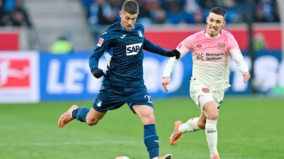 Bayer und Grimaldo (r.) rennen gegen Hoffenheim und Kramaric viel hinterher. - &copy; Uwe Anspach/dpa