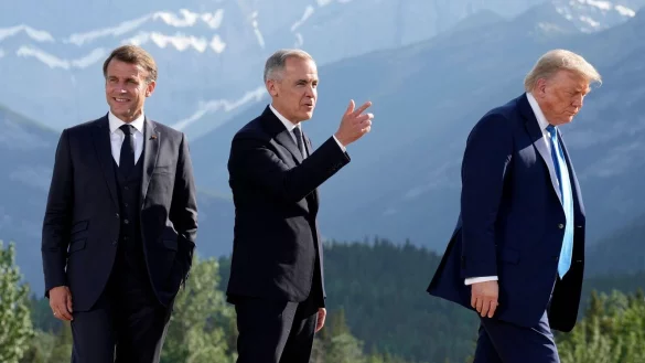 2025 war Kanadas Premierminister Mark Carney (Mitte) Gastgeber des G7-Gipfels, in diesem Jahr wird Frankreichs Pr&auml;sident Emmanuel Macron (l) US-Pr&auml;sident Donald Trump (r) und die anderen G7-Chefs empfangen. (Archivbild) - &copy; Darryl Dyck/The Canadian Press/AP/dpa