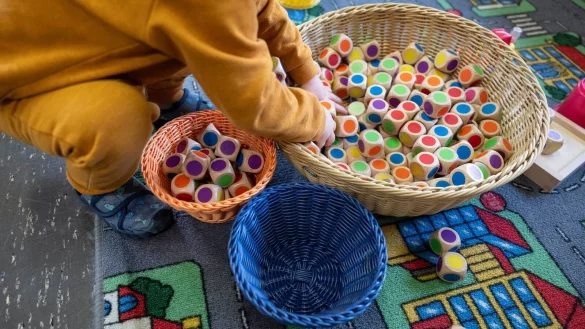 In den Kitas sind ausreichend viele und gut qualifiziert Fachkr&auml;fte von zentraler Bedeutung. (Archivbild) - &copy; Marijan Murat/dpa