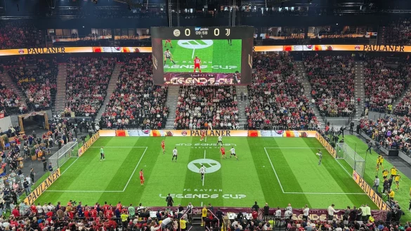 Budenzauber mit Fu&szlig;ball-Legenden wie Arjen Robben und Franck Rib&eacute;ry (rote Trikots) in M&uuml;nchen. - &copy; Klaus Bergmann/dpa