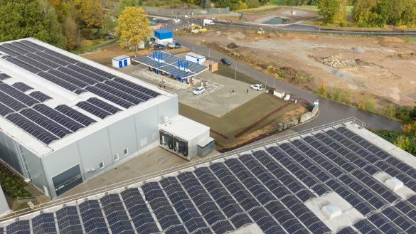 Ein Solarpark in Sachsen, der dem Laden von Elektroautos dient. (Archivbild) - &copy; Sebastian Kahnert/dpa