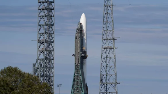 Jeff Bezos tritt mit den Raketen von Blue Origin gegen Elon Musks SpaceX an. (Archivbild) - &copy; John Raoux/AP/dpa