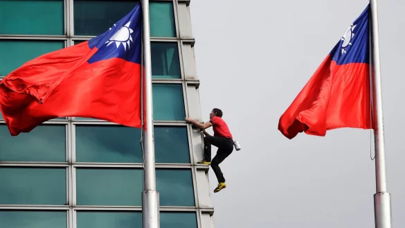 Etwas mehr als anderthalb Stunden hat Alex Honnold f&uuml;r die Besteigung des Taipeh 101 gebraucht. - &copy; ChiangYing-ying/AP/dpa