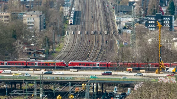Die Bahngleise unter dem Autobahnkreuz Kaiserberg werden vom 9. Januar bis 6. Februar erneut f&uuml;r vier Wochen gesperrt. (Archivbild) - &copy; Christoph Reichwein/dpa