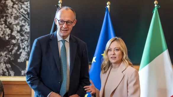 Bundeskanzler Friedrich Merz (links) und Italiens Ministerpr&auml;sidentin Giorgia Meloni treffen sich zu Regierungskonsultationen in Rom. - &copy; Michael Kappeler/dpa