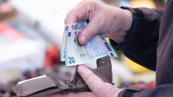 Viele Menschen in Deutschland konsumieren derzeit zur&uuml;ckhaltend und sparen. (Symbolbild) - &copy; Sebastian Kahnert/dpa