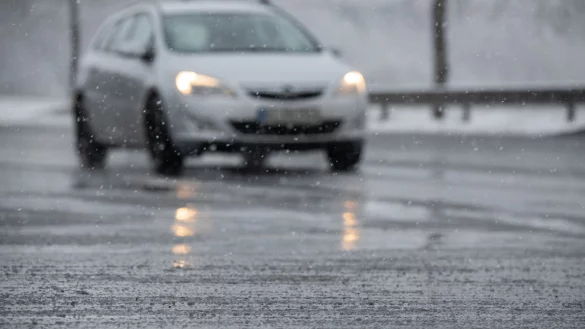 Auf den Stra&szlig;en ist weiterhin mit Gl&auml;tte zu rechnen. (Symbolbild) - &copy; Sebastian Gollnow/dpa
