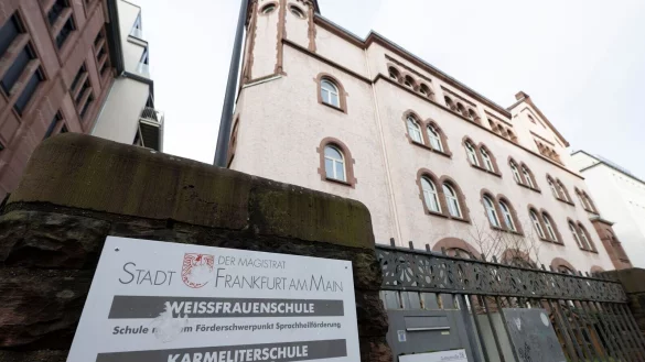 Die Schule liegt am Rande des Frankfurter Bahnhofsviertels. - &copy; Boris Roessler/dpa