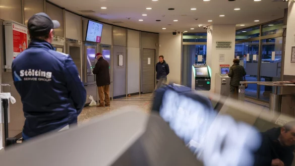 Kunden k&ouml;nnen in der Sparkasse Gelsenkirchen-Buer jetzt wieder die Geldautomaten nutzen. - &copy; Christoph Reichwein/dpa