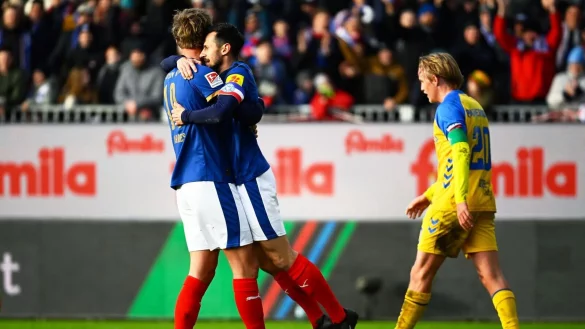 1:0 gegen Paderborn: Kiels Steven Skrzybski (M) jubelt &uuml;ber seinen Treffer mit Teamkollege Phil Harres (l). - &copy; Gregor Fischer/dpa