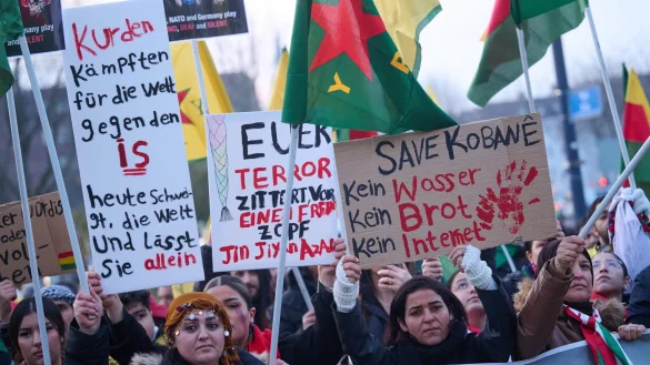 Laut Polizei demonstrierten rund 1.500 Menschen friedlich. - &copy; Bernd Thissen/dpa