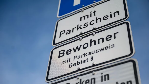 Die Geb&uuml;hren f&uuml;r Bewohnerparkausweise liegen in den gro&szlig;en NRW-St&auml;dten weit auseinander. (Symbolbild) - &copy; Marijan Murat/dpa