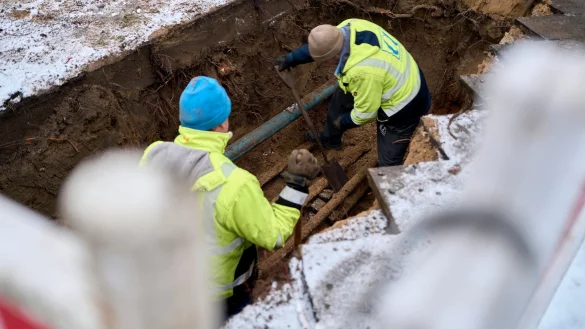 Mit Ersatzleitungen konnten einige Haushalte wieder ans Stromnetz angeschlossen werden, rund 35.000 m&uuml;ssen aber wohl bis Donnerstag Geduld haben. - &copy; Michael Ukas/dpa