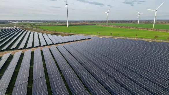 Windr&auml;der direkt neben Solaranlagen - es geht aufw&auml;rts bei der installierten Leistung der Erneuerbaren. (Archivbild) - &copy; Jan Woitas/dpa