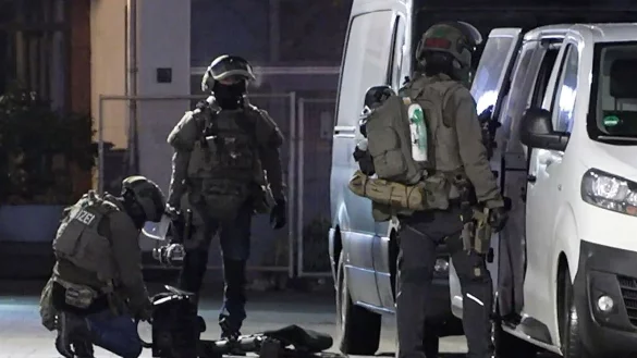 Auch mit SEK-Beamten suchte die Polizei in vier Gladbecker Wohnungen nach Waffen. - &copy; -/tv7News/dpa