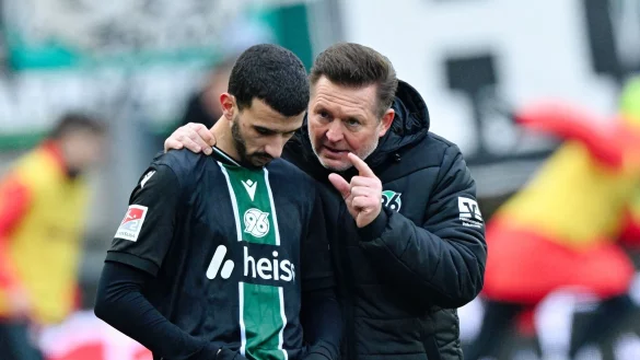 Trainer Christian Titz (r, Hannover 96) spricht bei der Einwechslung mit Waniss Ta&iuml;bi (Hannover 96). - &copy; Uwe Anspach/dpa
