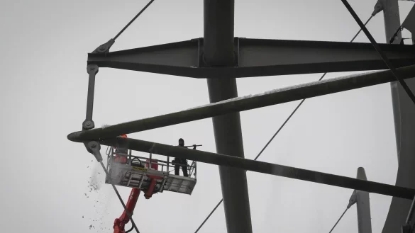 Arbeiter mit einem Hubsteiger entfernen Eis und Schnee von den Tr&auml;gern des Stadiondachs in Hamburg. - &copy; Christian Charisius/dpa