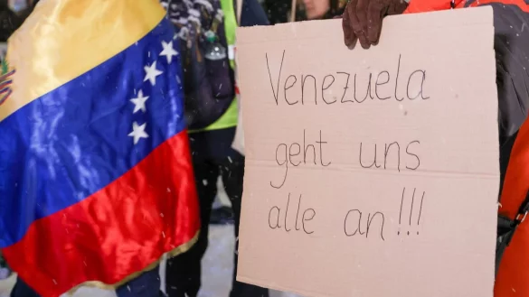 Teilnehmer demonstrieren am Samstag in Hamburg nach den US-Angriffen auf Venezuela. In D&uuml;sseldorf haben am Sonntag mehr als 200 Menschen gegen den Angriff der USA auf Venezuela protestiert. - &copy; Bodo Marks/dpa