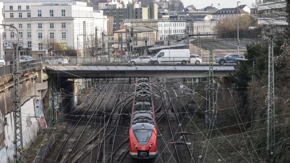 Auf der engen Bahnstrecke mitten durch Wuppertal wird bald gebaut: Die Bahn plant eine Generalsanierung - &copy; Oliver Berg/dpa