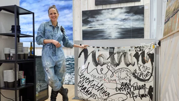 Die Hamburger K&uuml;nstlerin Jeannine Platz liebt Malen und Schreiben. Beides zeichnet ihre Werke aus. - &copy; Georg Wendt/dpa