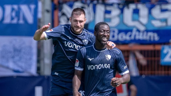 Bochumer Sissoko (r) wechselt nach Frankreich. (Archivbild) - &copy; David Inderlied/dpa