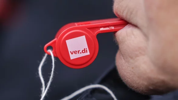 Verdi pfeift ab - Besch&auml;ftigte der Verwaltung von Bundes- und Landesstra&szlig;en legen f&uuml;r Warnstreiks die Arbeit nieder. Das hat Folgen f&uuml;r den Autoverkehr. (Symbolfoto) - &copy; Oliver Berg/dpa