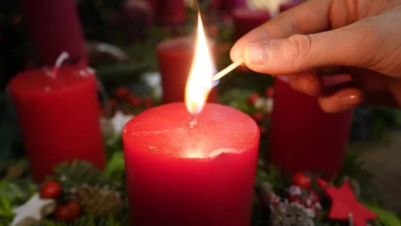 Adventskerzen geben R&auml;umen eine sch&ouml;ne Stimmung - k&ouml;nnen aber auch zu einer Gefahr werden. (Symbolbild) - &copy; Marcus Brandt/dpa