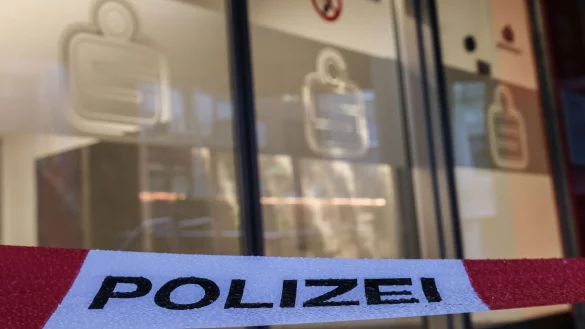 Ein Absperrband der Polizei h&auml;ngt vor der Filiale der Sparkasse, deren Schlie&szlig;f&auml;cher ausger&auml;umt wurden - &copy; Oliver Berg/dpa