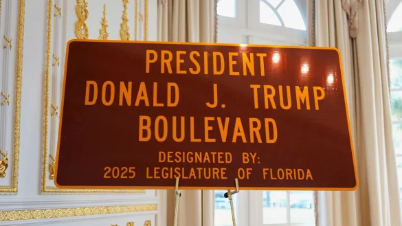 &laquo;President Donald J. Trump Boulevard&raquo; - die Stra&szlig;e, die zu Trumps Privatclub f&uuml;hrt, tr&auml;gt jetzt seinen Namen. - &copy; Julia Demaree Nikhinson/AP/dpa