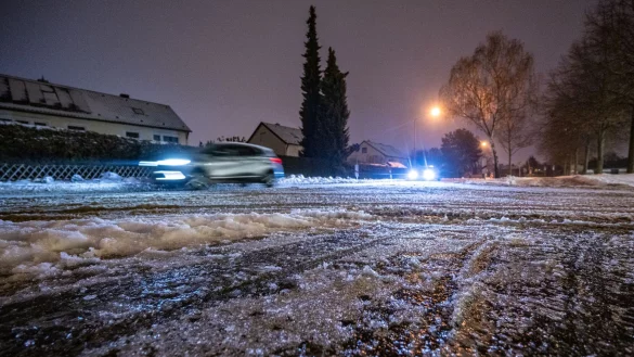 Es soll wieder glatt werden, diesmal vor allem im Osten und Nordosten. - &copy; Armin Weigel/dpa