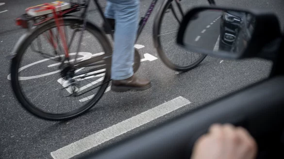 Die Gefahr durch Dooringunf&auml;lle wird in der Regel untersch&auml;tzt. (Archivfoto) - &copy; Sebastian Gollnow/dpa