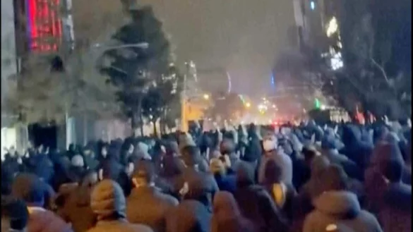 Die iranische F&uuml;hrung versucht, die landesweiten Proteste herunterzuspielen. - &copy; Uncredited/UGC/AP/dpa