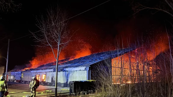 Eine Trampolinhalle in Recklinghausen brennt. (Foto aktuell) - &copy; Marc Gruber/7aktuell.de/dpa