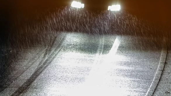 Der Regen auf den eiskalten B&ouml;den f&uuml;hrt in Teilen Nordrhein-Westfalens zu Verkehrsbehinderungen. - &copy; Christoph Reichwein/dpa