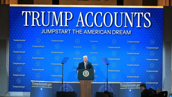 Der US-Pr&auml;sident machte bei einer Veranstaltung des Finanzministeriums Werbung f&uuml;r die &laquo;Trump Accounts&raquo; - &copy; Jacquelyn Martin/AP/dpa