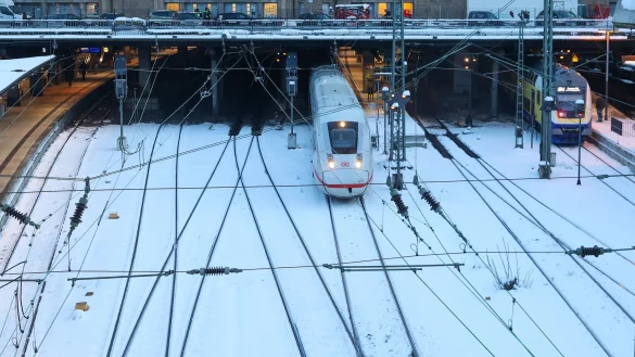 Die Deutsche Bahn rechnet angesichts der Gl&auml;tte in Teilen Deutschlands mit Versp&auml;tungen. (Archivbild) - &copy; Bodo Marks/dpa