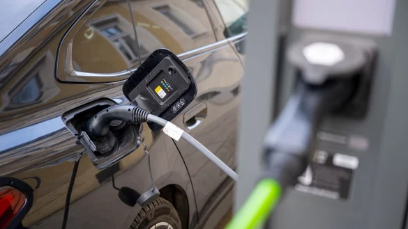 Hohe Anschaffungskosten, geringe Reichweite, teurer Strom - viele Autofahrer sehen gleich mehrere Hindernisse f&uuml;r die Anschaffung eines E-Autos. (Symbolbild) - &copy; Peter Kneffel/dpa