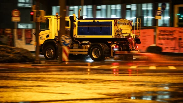 Der Winterdienst war landesweit im Gro&szlig;einsatz. - &copy; Christoph Reichwein/dpa
