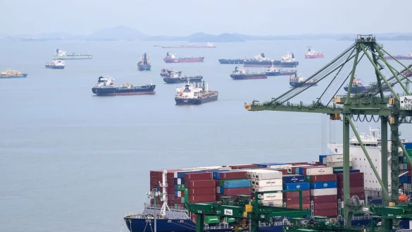 Der Hafen Singapur, der zu den weltgr&ouml;&szlig;ten z&auml;hlt, liegt an der Stra&szlig;e von Singapur. - &copy; Bernd von Jutrczenka/dpa