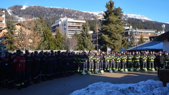 Viele Menschen kamen zusammen, um der Opfer der Brandkatastrophe zu gedenken. - &copy; Antonio Calanni/AP/dpa
