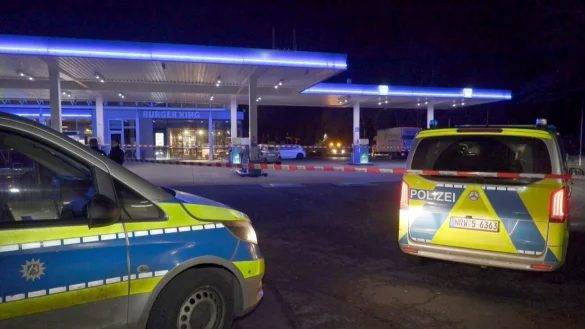 Ein Polizist wurde mit schweren Verletzungen ins Krankenhaus gebracht. - &copy; -/NonstopNews/dpa