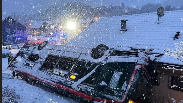 Weil sich der Bus mit dem Dach verkeilt hat, ist es f&uuml;r die Rettungskr&auml;fte aufwendig, ihn zu bergen. - &copy; Polizei Oberbergischer Kreis/dpa