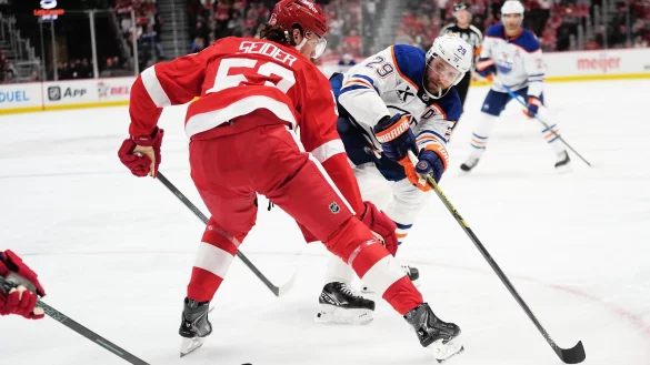 Zwei NHL-Topstars gemeinsam f&uuml;r Deutschland: Moritz Seider (l) und Leon Draisaitl (r). (Archivbild) - &copy; Ryan Sun/AP/dpa