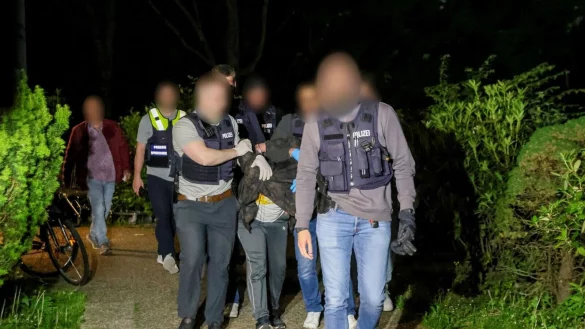 Der zur Tatzeit 35-J&auml;hrige soll am fr&uuml;hen Morgen des 18. Mai 2025 vor einer Bielefelder Bar mehrere Besucher mit Messern angegriffen und dabei vier von ihnen lebensgef&auml;hrlich verletzt haben. (Archivbild) - &copy; Tim Oelbermann/dpa