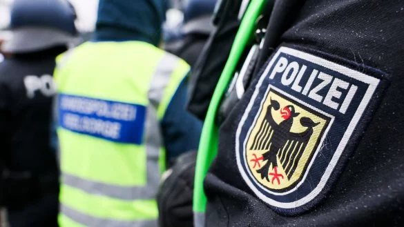Bundespolizisten haben bei zwei Jugendlichen in Neum&uuml;nster Waffen sichergestellt. (Symbolfoto) - &copy; Christian Charisius/dpa