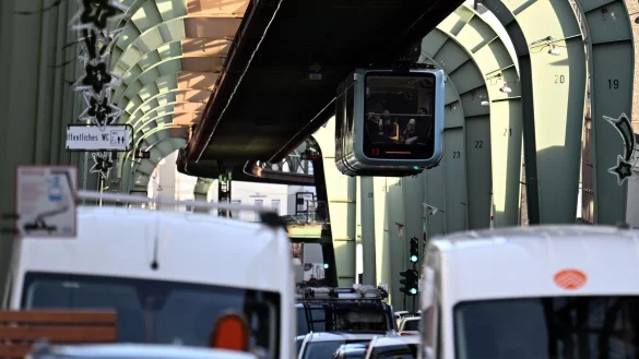 Wuppertal feiert in diesem Jahr das Jubil&auml;um 125 Jahre Schwebebahn. (Archivbild) - &copy; Federico Gambarini/dpa