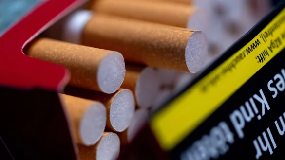 Zwei Euro mehr pro Zigarettenpackung, um die Krankenkassen zu entlasten - so der Vorschlag eines CSU-Politikers. (Symbolbild) - &copy; Sven Hoppe/dpa
